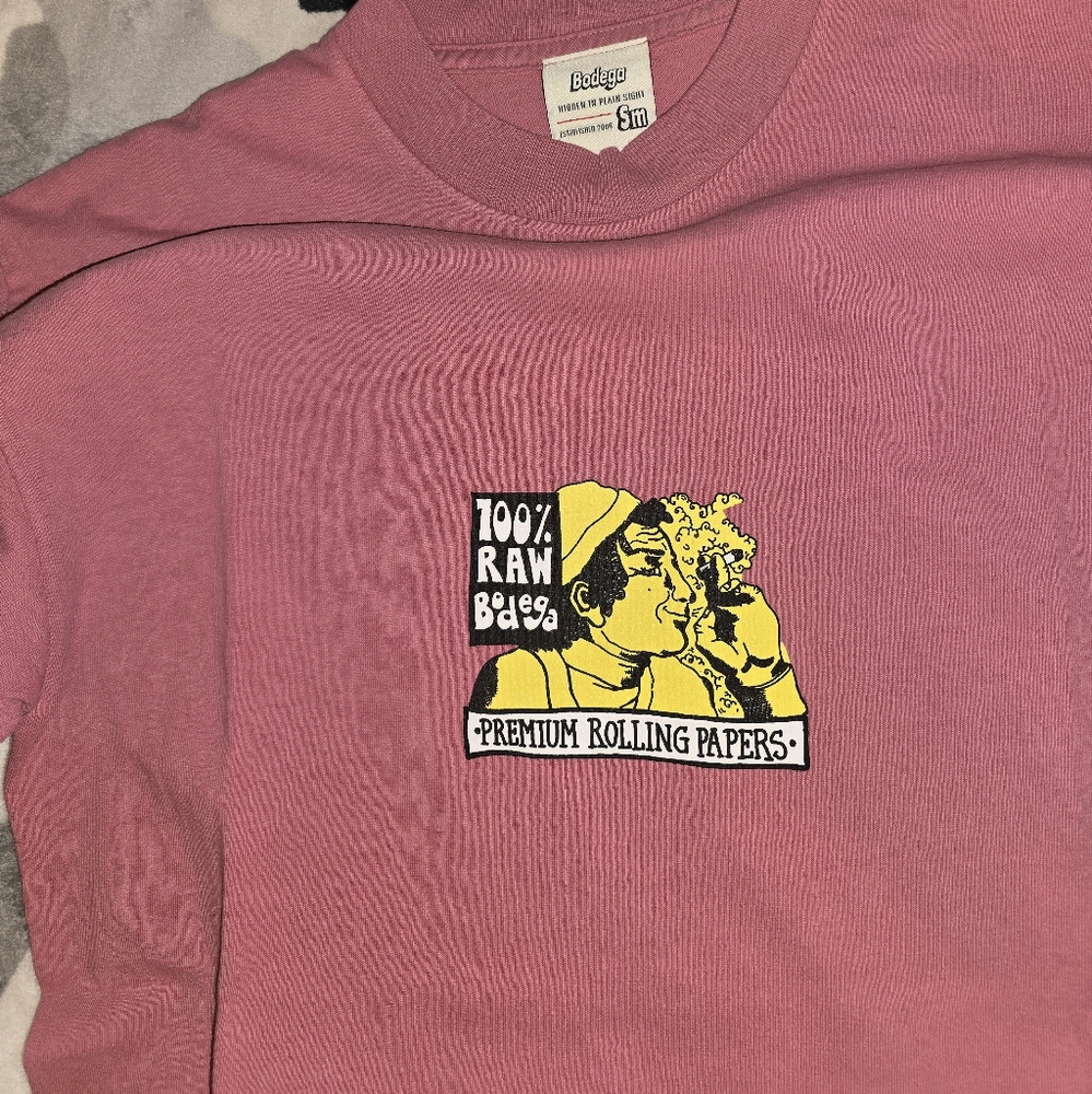 New Bodega Pink Graphic Tee.Premium rolling papers decal on front & back Men’s S